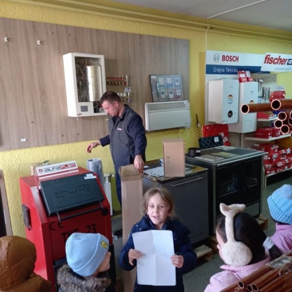 1. Показали смо наш цртеж робота и заједно смишљали шта из радње можемо искористити од материјала