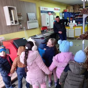 2. Продавац нам објашњава за шта се користе материјали из ове радње