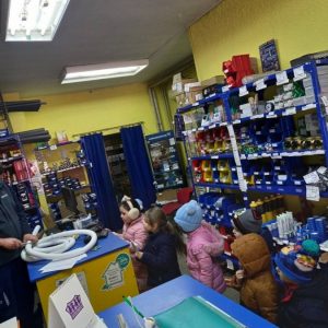 3. Показује нам алат који користи за његово сечење