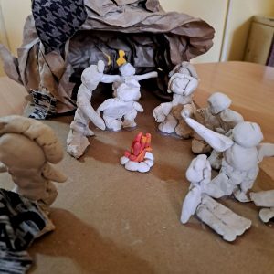 Правимо мини макету пећине и пећинских људи