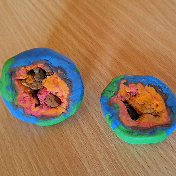 1 Посматрајући плакат, настанак планете Земље, од пластелина, спајамо слој по слој. Пресецањем добијамо пресек ПЛАНЕТЕ ЗЕМЉЕ у свим њеним слојевима.