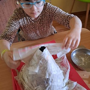 3 Техником папир маше, обликујемо вулкан..