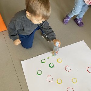 Отискивањем флаше правили смо свеће (2)