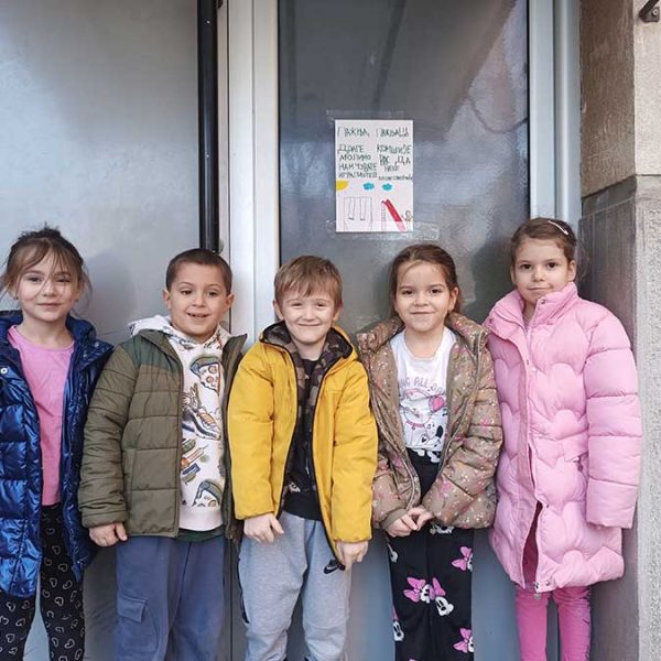 Учествовање деце најстаријих група у изради плаката молбе за очување (1)