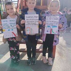 Учествовање деце најстаријих група у изради плаката молбе за очување (4)
