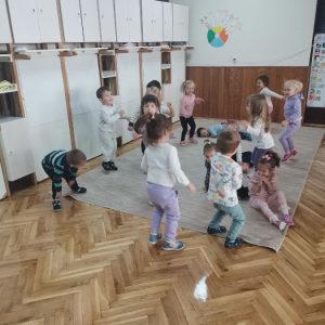 ПРВИ ДАНИ У ВРТИЋУ (13) ПРВИ ДАНИ У ВРТИЋУ (13)