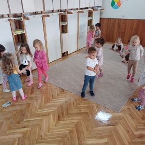 ПРВИ ДАНИ У ВРТИЋУ (4) ПРВИ ДАНИ У ВРТИЋУ (4)